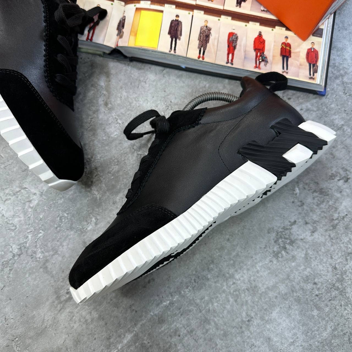 HRMS TRAINERS BLACK/WHITE