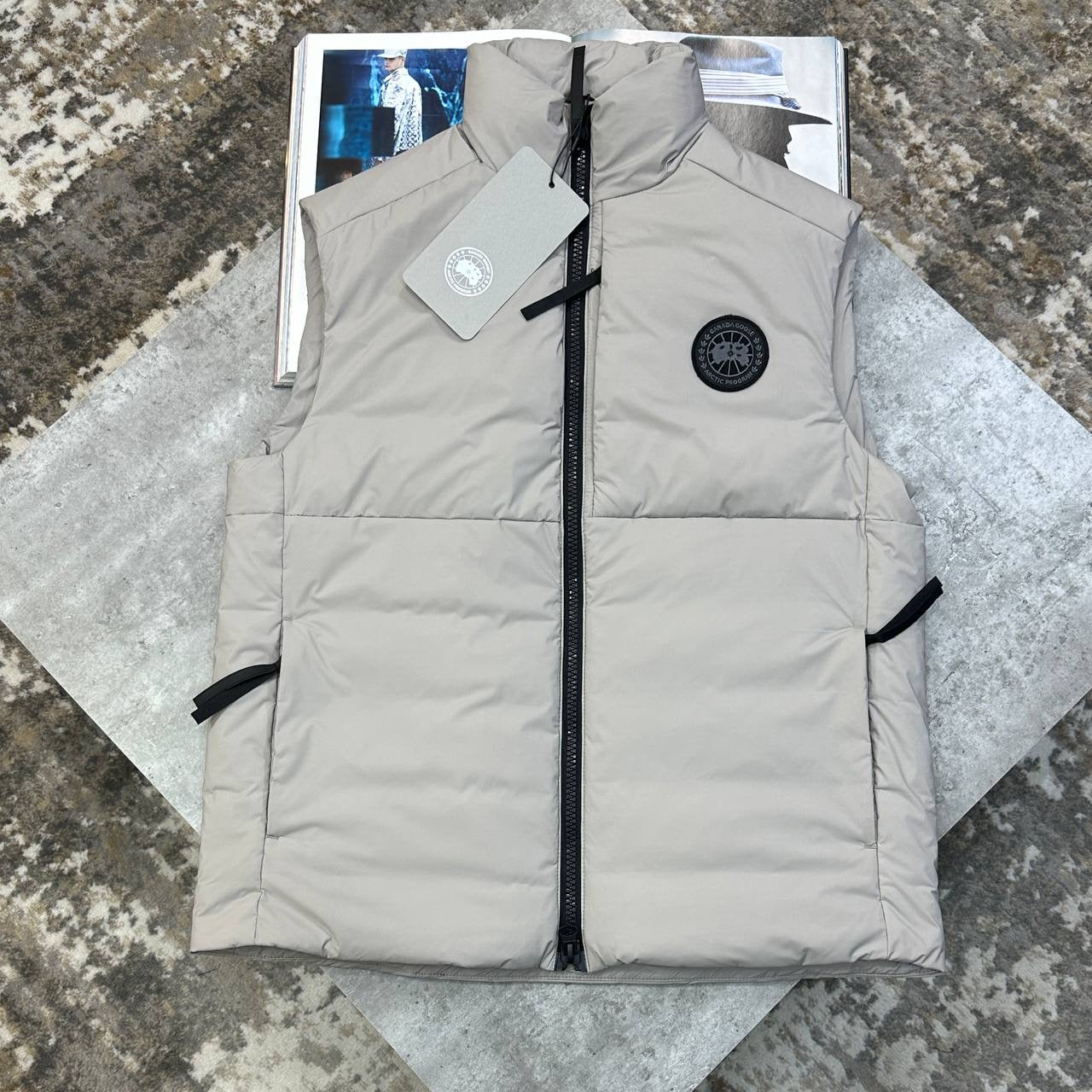 CNDA GOSE BLACKBADGE BODYWARMER LIGHTGREY