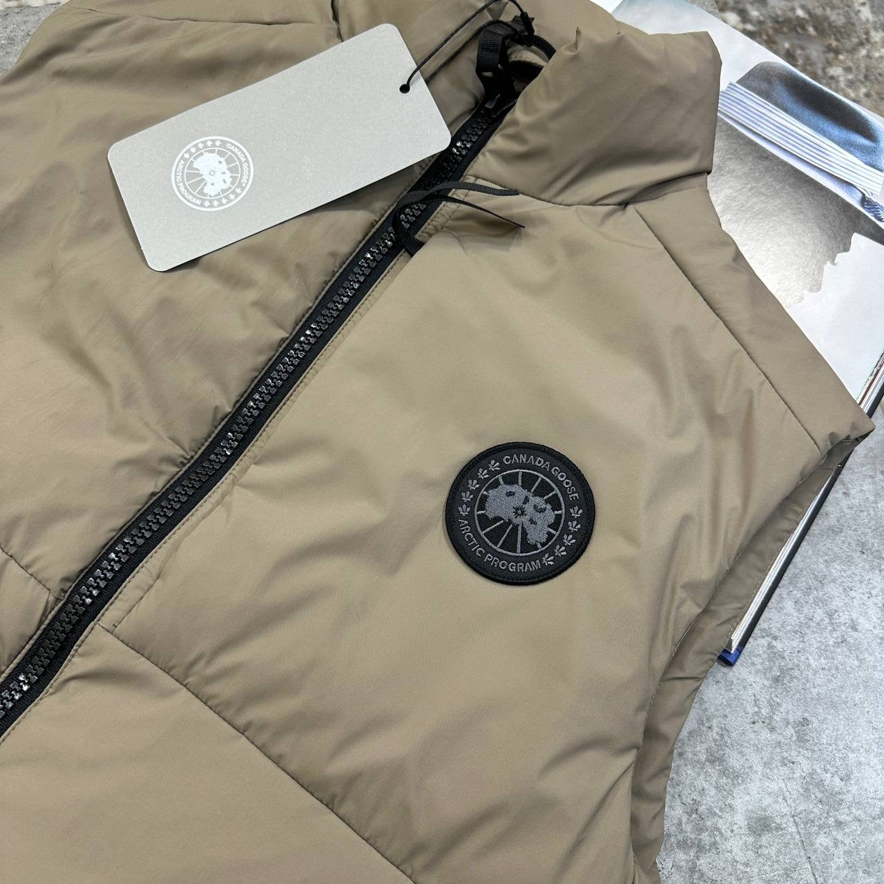 CNDA GOSE BLACKBADGE BODYWARMER BEIGE